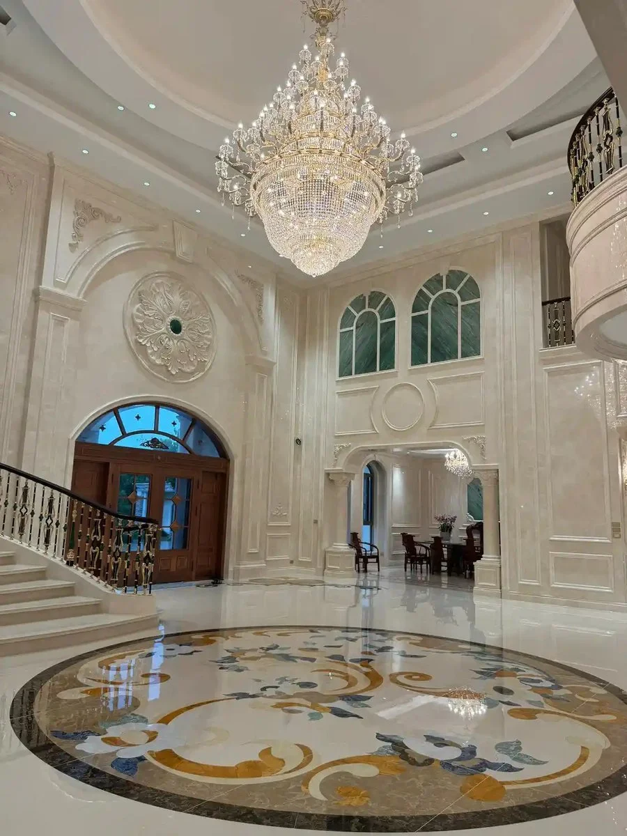 Luxury Hotel Lobby Marble Feature Wall with Gold Metal Frames