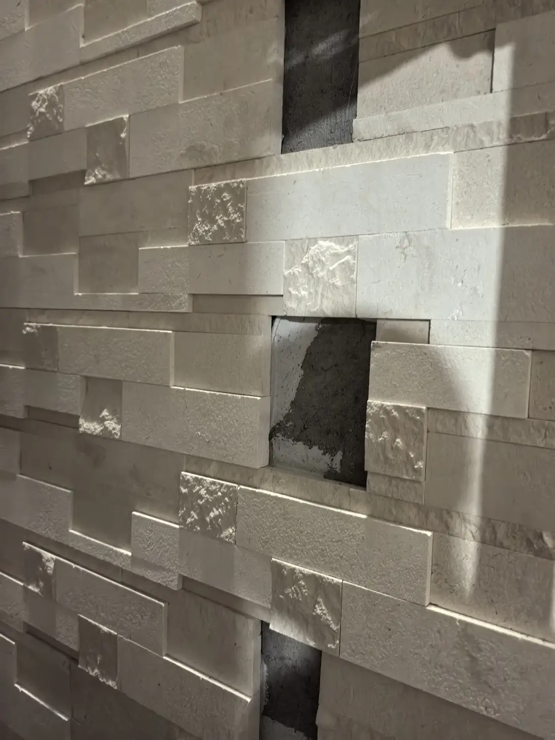 Crema Marfil 3D ledger panel stone wall with mixed polished and split finishes
