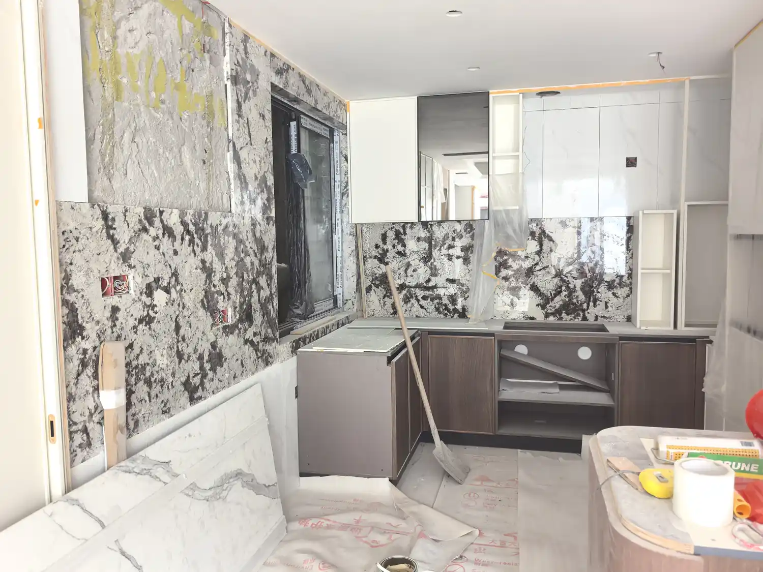 Viscount White granite kitchen backsplash with dramatic black-and-white veining
